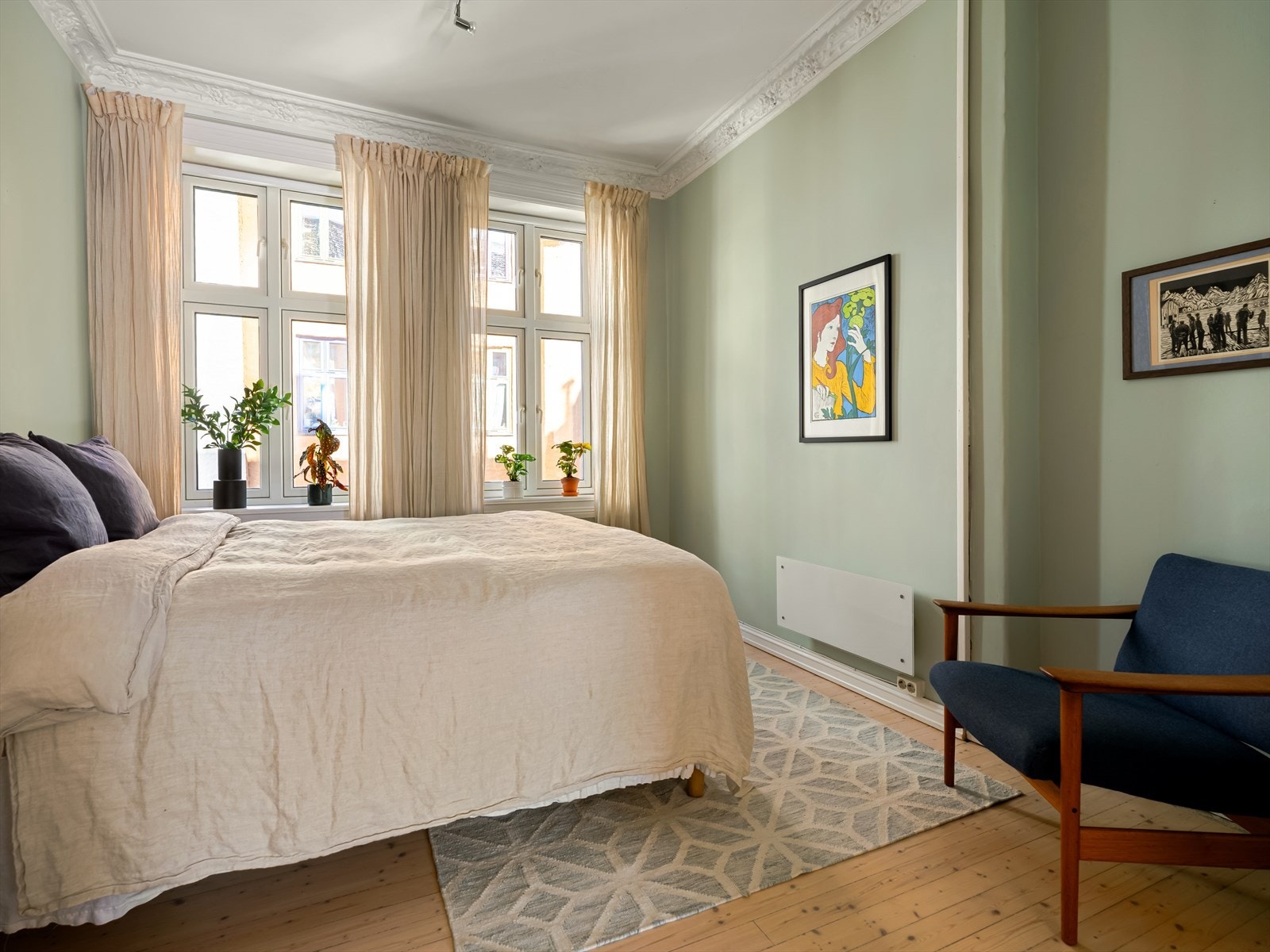 Rommet er malt i en delikat, dus grønnfarge, som gir rommet et lunt preg. Galleribilde