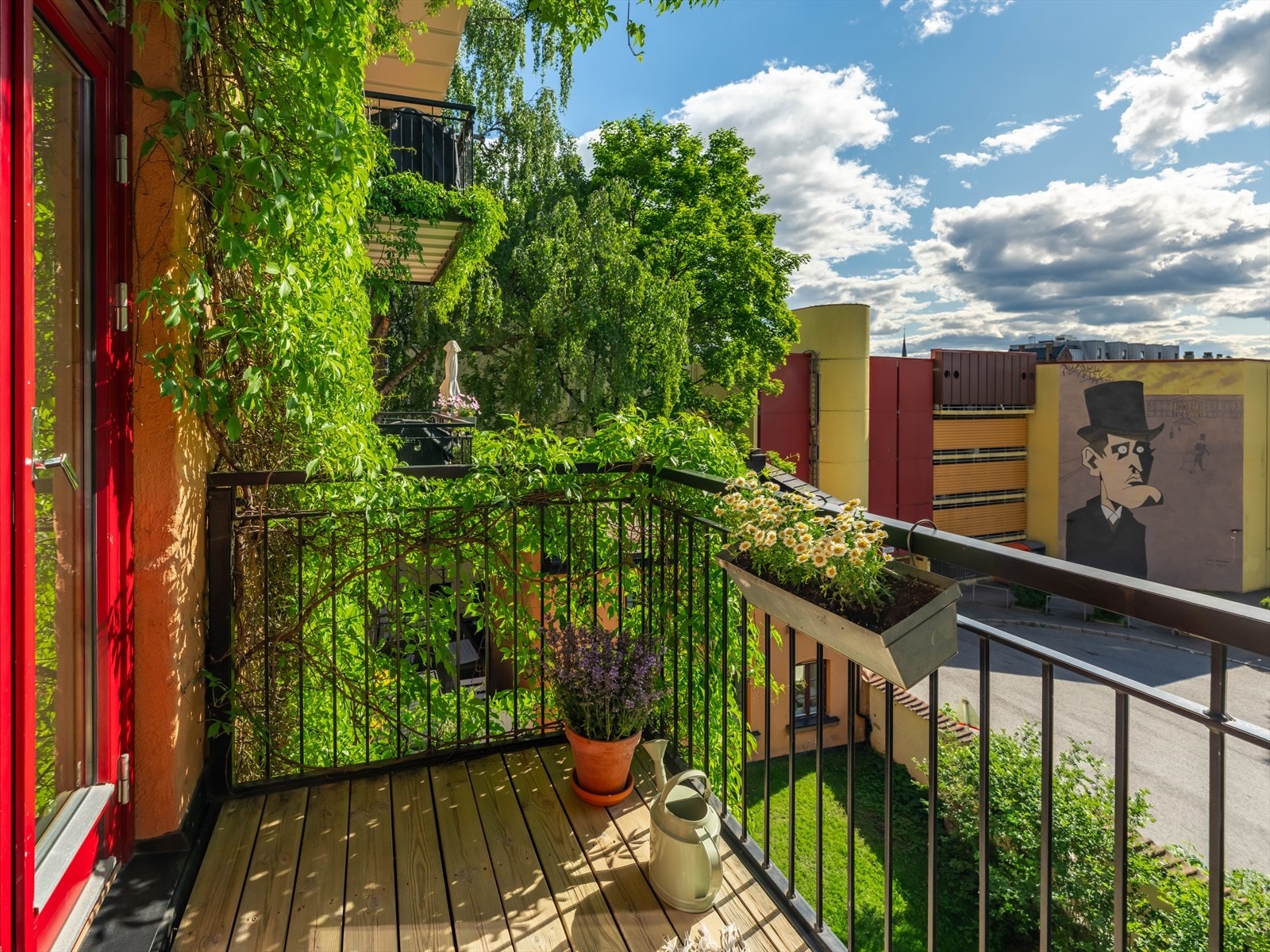 Her kan du nyte late dager i balkongens sjarmerende solvegg. Galleribilde