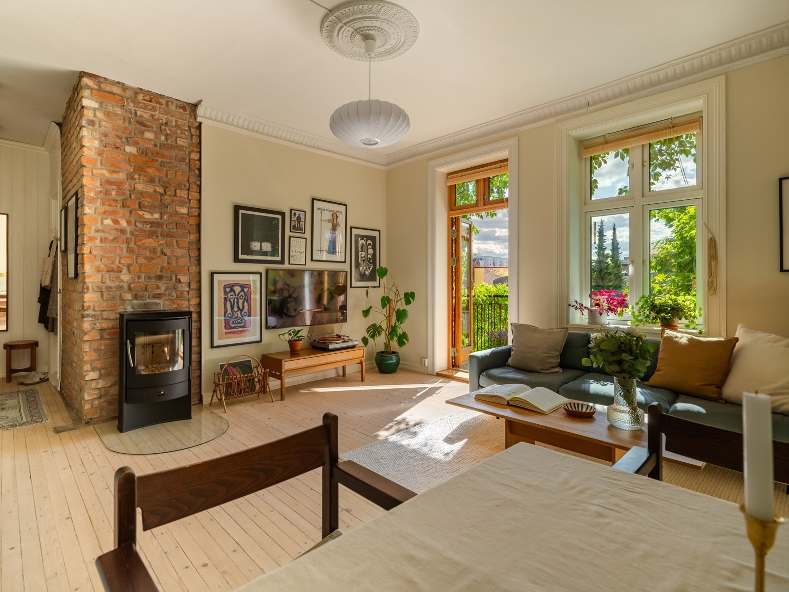 Dette er en nydelig leilighet med personlighet uten like, plassert i en flott indre bygård på øvre Grünerløkka. Galleribilde