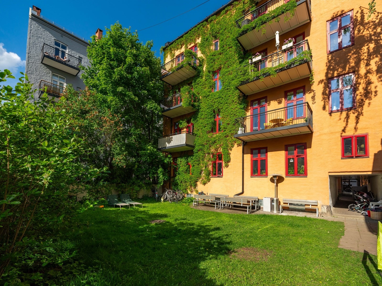 Bygningen er meget velholdt og godt beplantet. Galleribilde