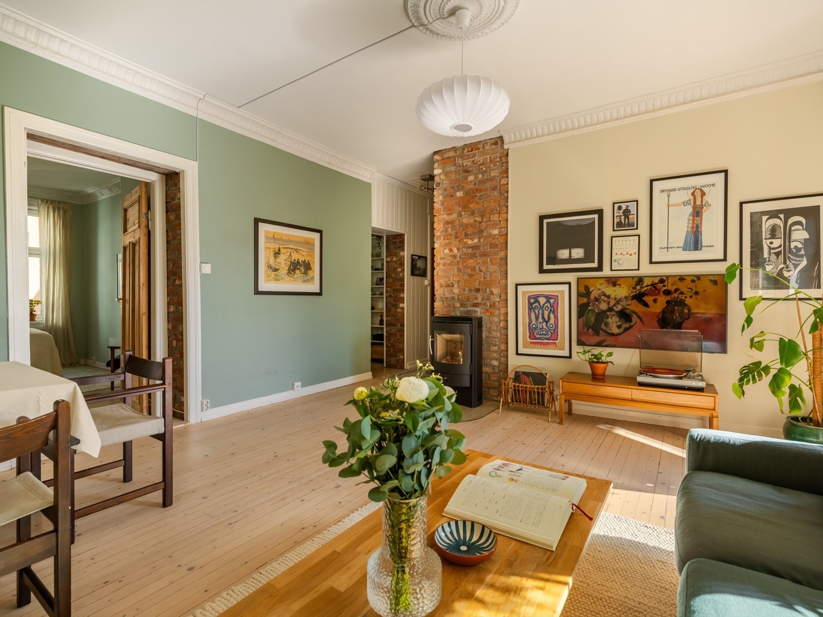 Stuen er innbydende og åpen med definerte soner til møblement. Galleribilde