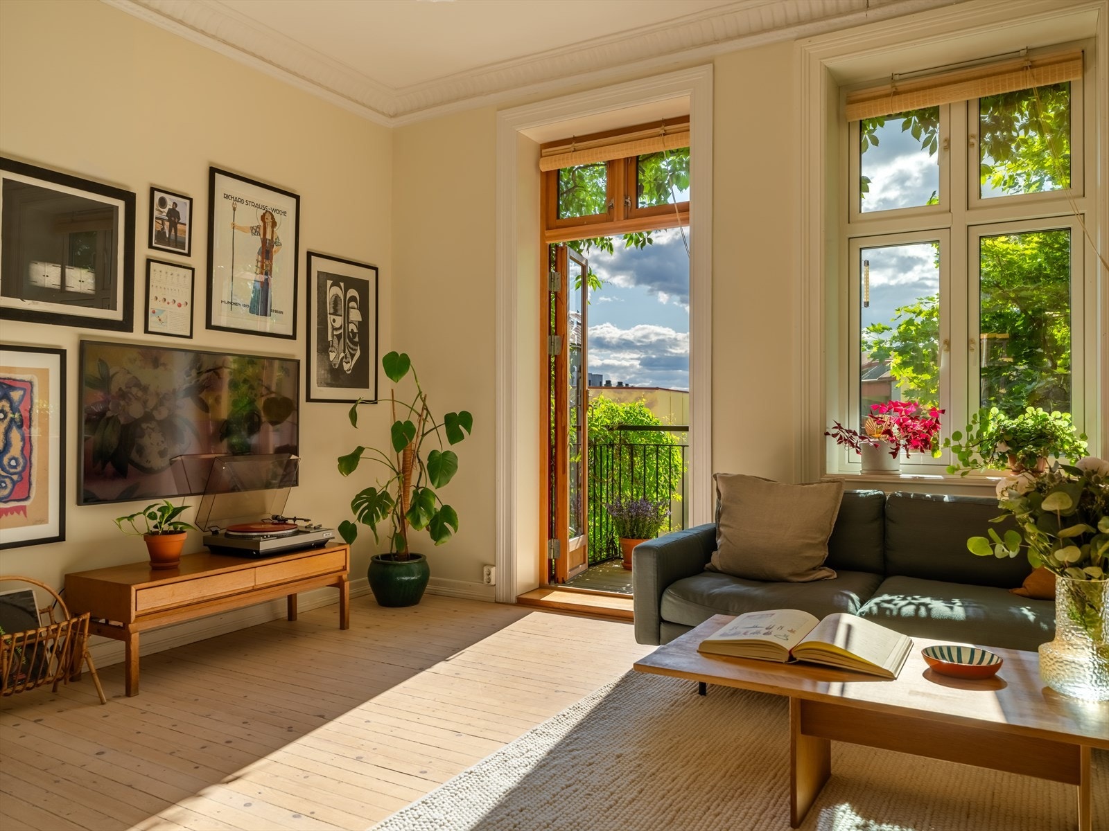 De store vindusflatene slipper inn masse naturlig lys, som skaper et lyst og trivelig innemiljø. Galleribilde