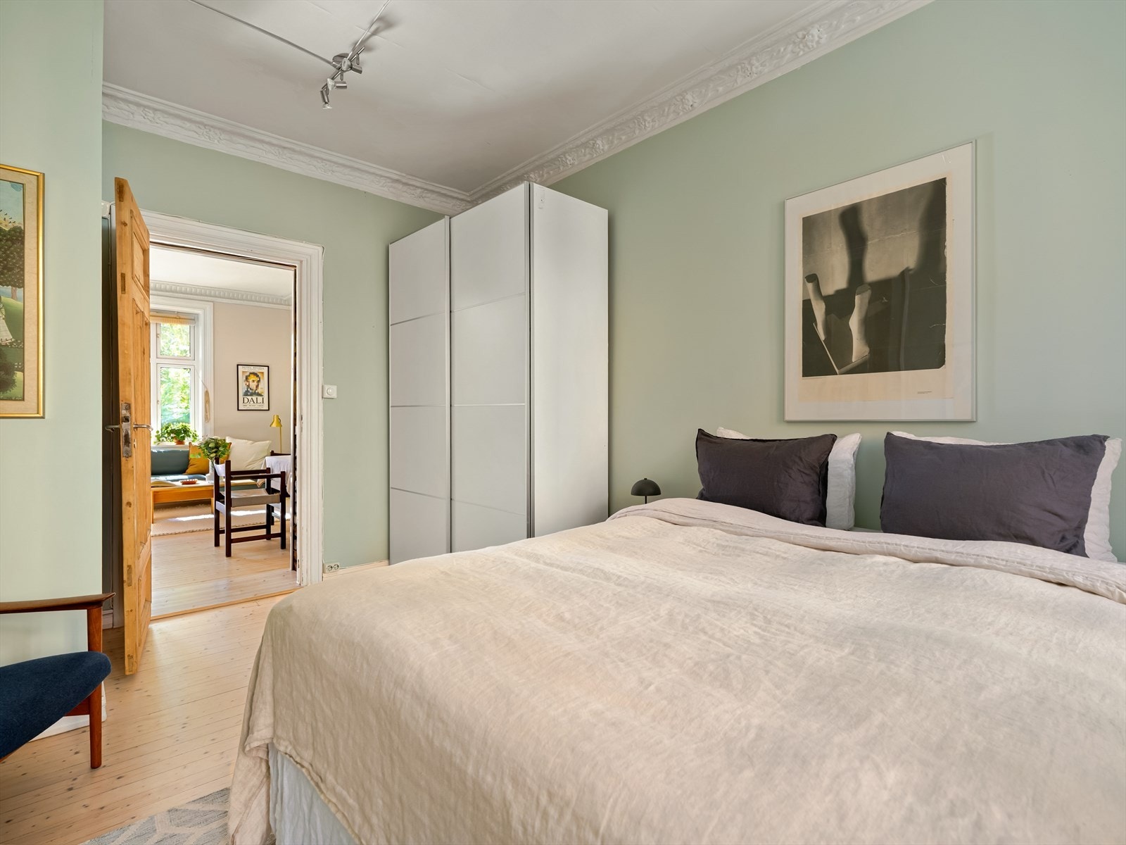 Soverommet er på lik linje med stuen utsmykket med vakker stukkatur. Galleribilde