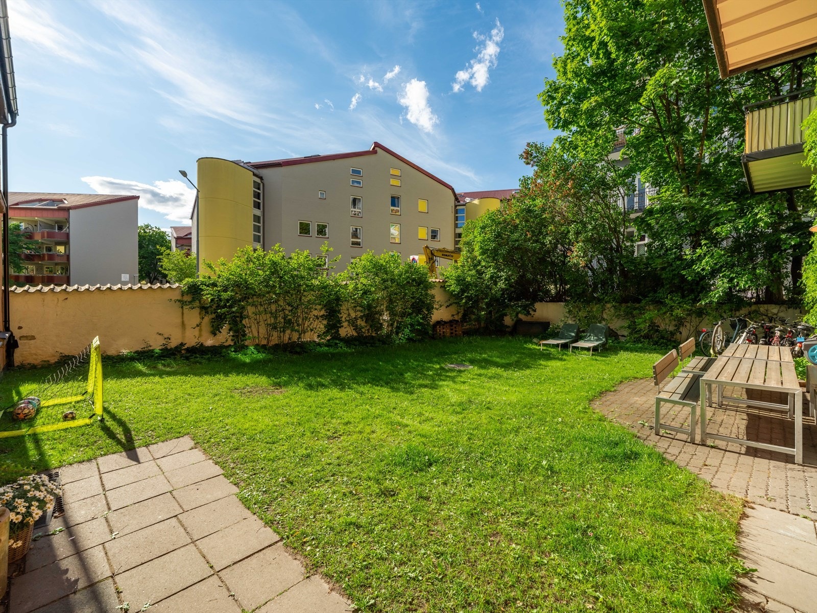 Sameiet har en sjarmerende bakgård med hage og flotte sitteplasser. Galleribilde