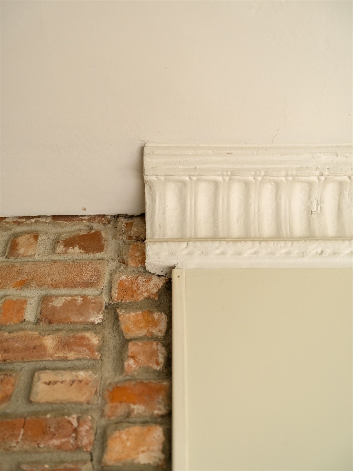 Murveggen fungerer som et naturlig blikkfang og gir rommet både varme og karakter. Galleribilde