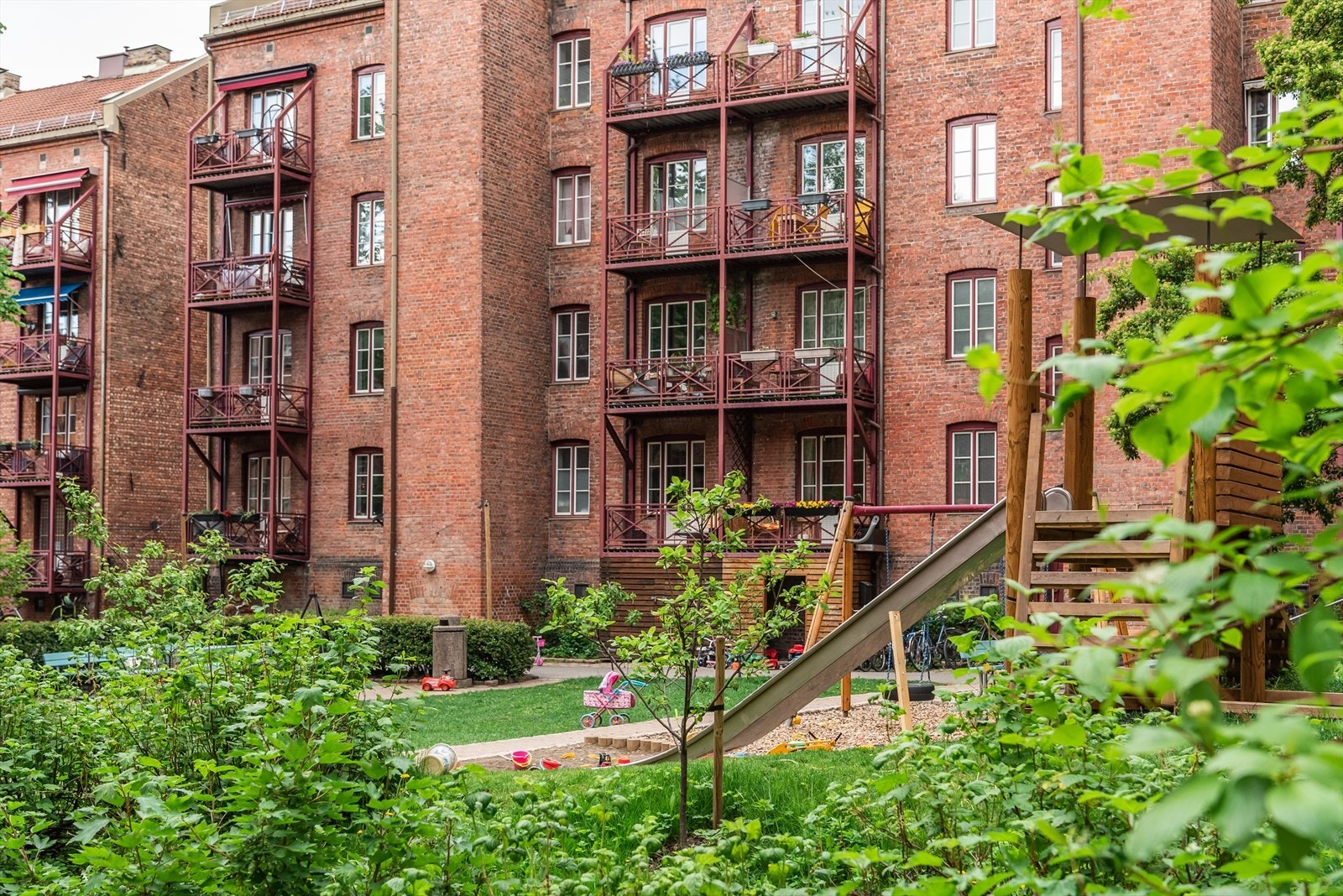 Allerede på vei inn i til boligen skjønner man at dette er et borettslag litt utenom det vanlige. Med inngangsporten vendt rett mot Botanisk hage, er de naturskjønne inntrykkene på vei til og fra boligen ikke til å unngå. Galleribilde