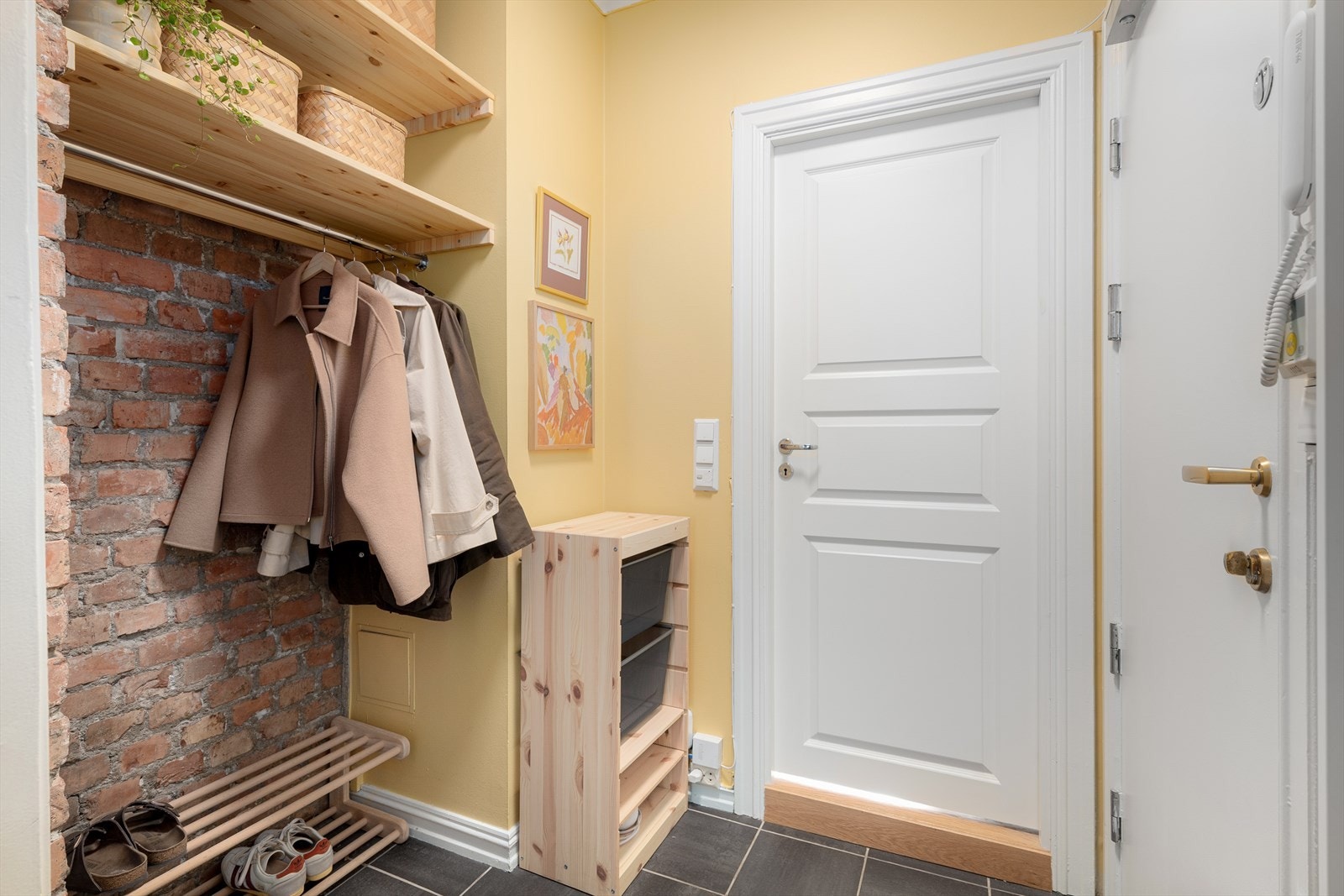 Det er god oppbevaringsplass for ytterklær og sko. Galleribilde