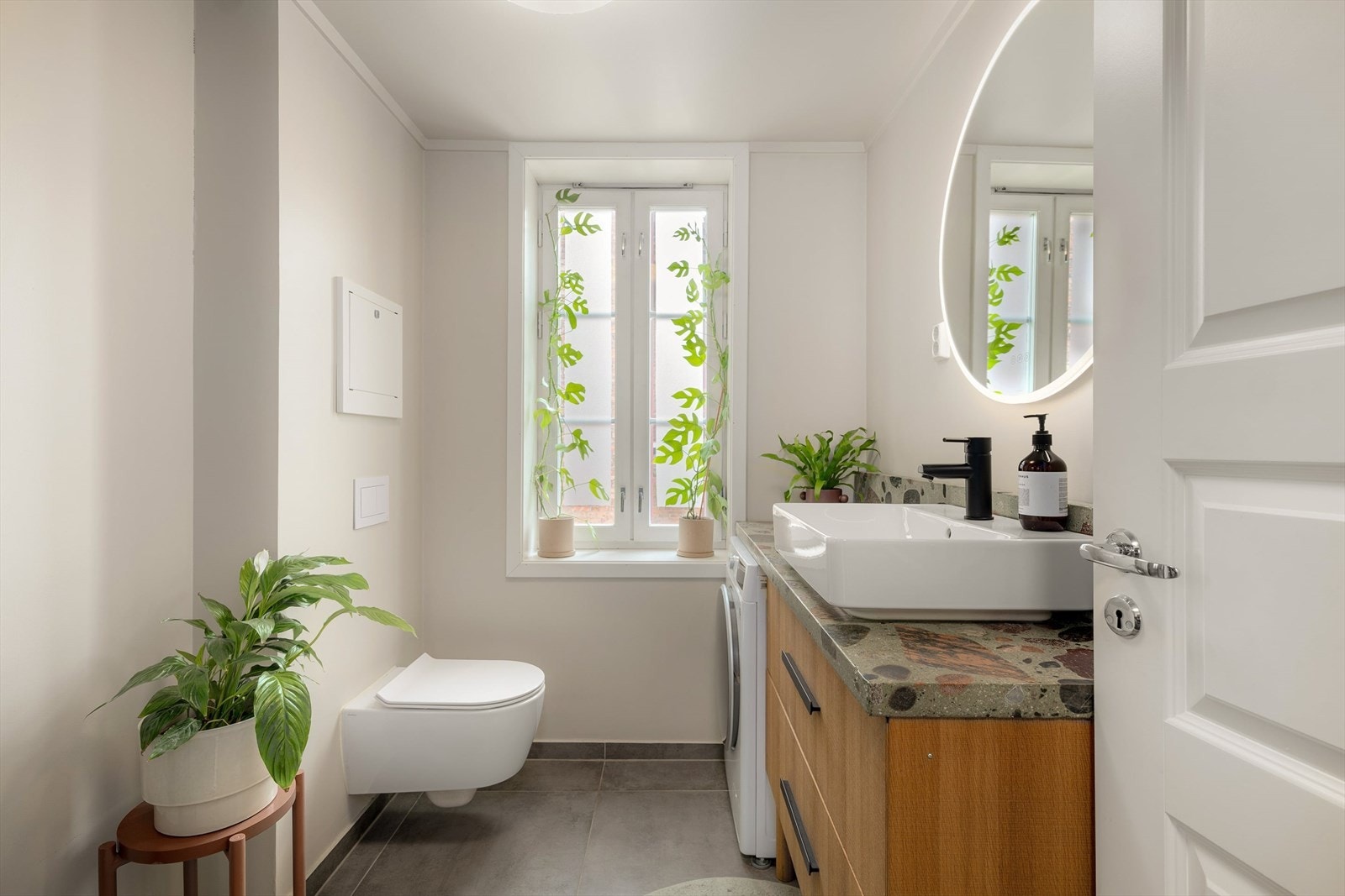 Leilighetens bad ble lekkert oppusset i 2019 med gjennomtenkte og spesialtilpassede løsninger. Galleribilde