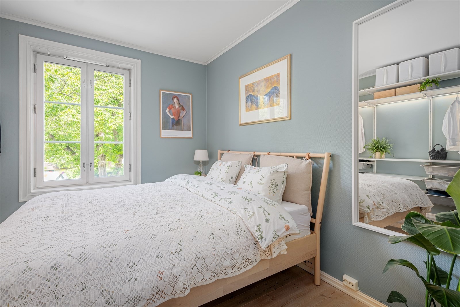 Her er det rikelig med plass til en stor dobbeltseng med tilhørende nattbord. Galleribilde