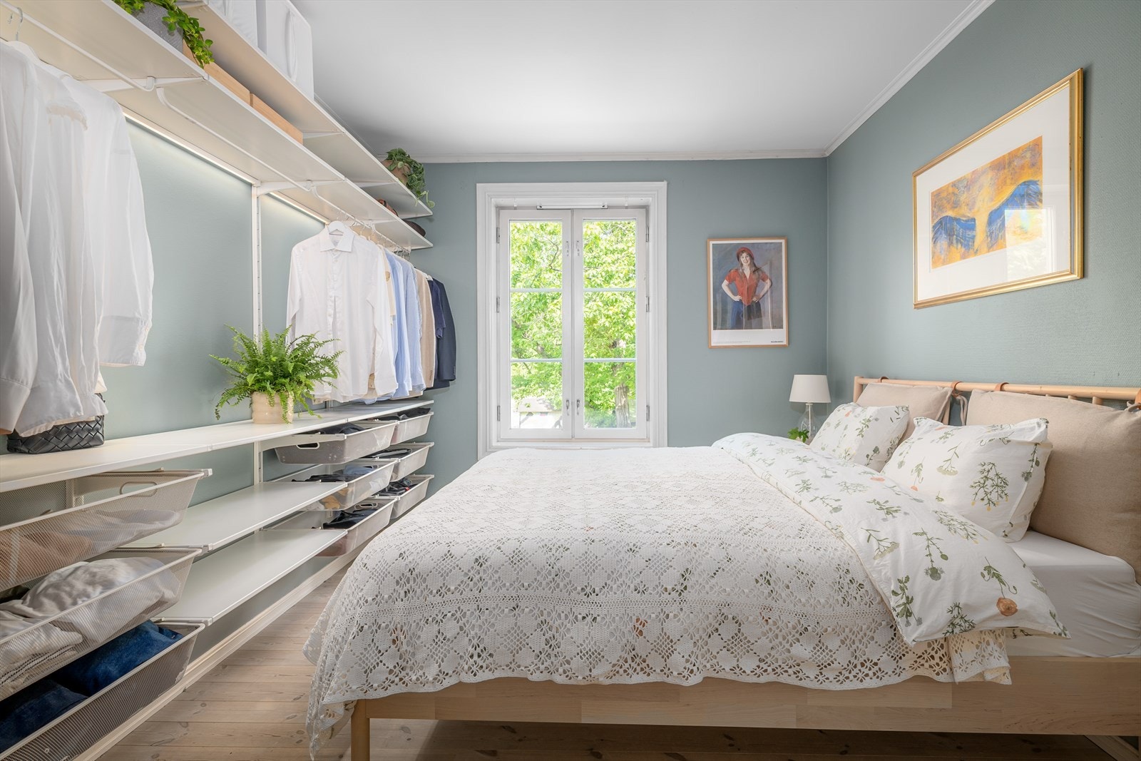 Drøm deg bort på dette herlige soverommet. Våkn opp til fuglekvitter og den hyggelige utsikten til Botanisk hage rett utenfor. Galleribilde