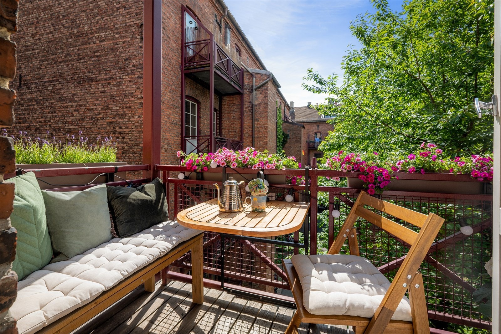 Her har du plass til balkongmøbler, frodige fine blomster og lyslykter. Solen kan du nyte fra ca kl. 11 til ca kl 21 på sommerstid, med en liten pause når den beveger bak det andre bygget. Galleribilde