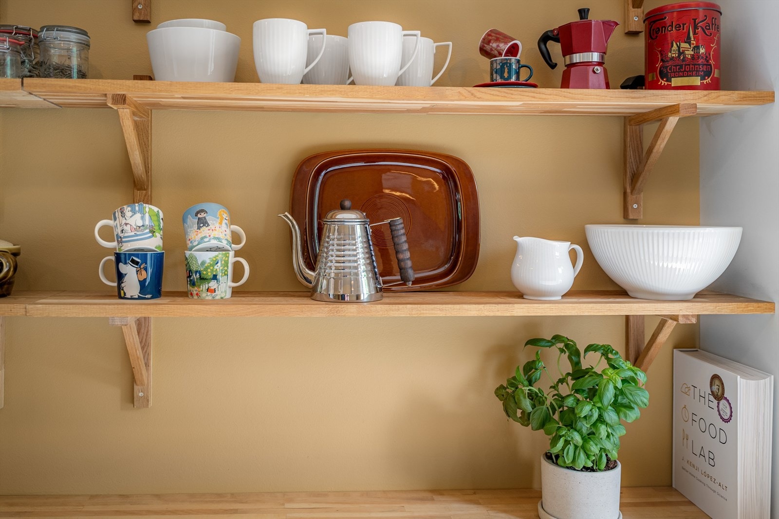 Hyllene er både praktiske for oppbevaring og har en dekorativ effekt i rommet. Galleribilde