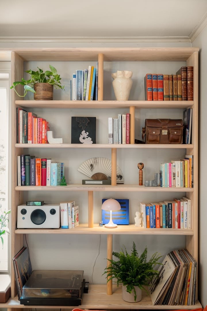 Sitat selger: "Vi kommer til å savne hyllen som er arkitekttegnet og plassbygget i leiligheten." Galleribilde