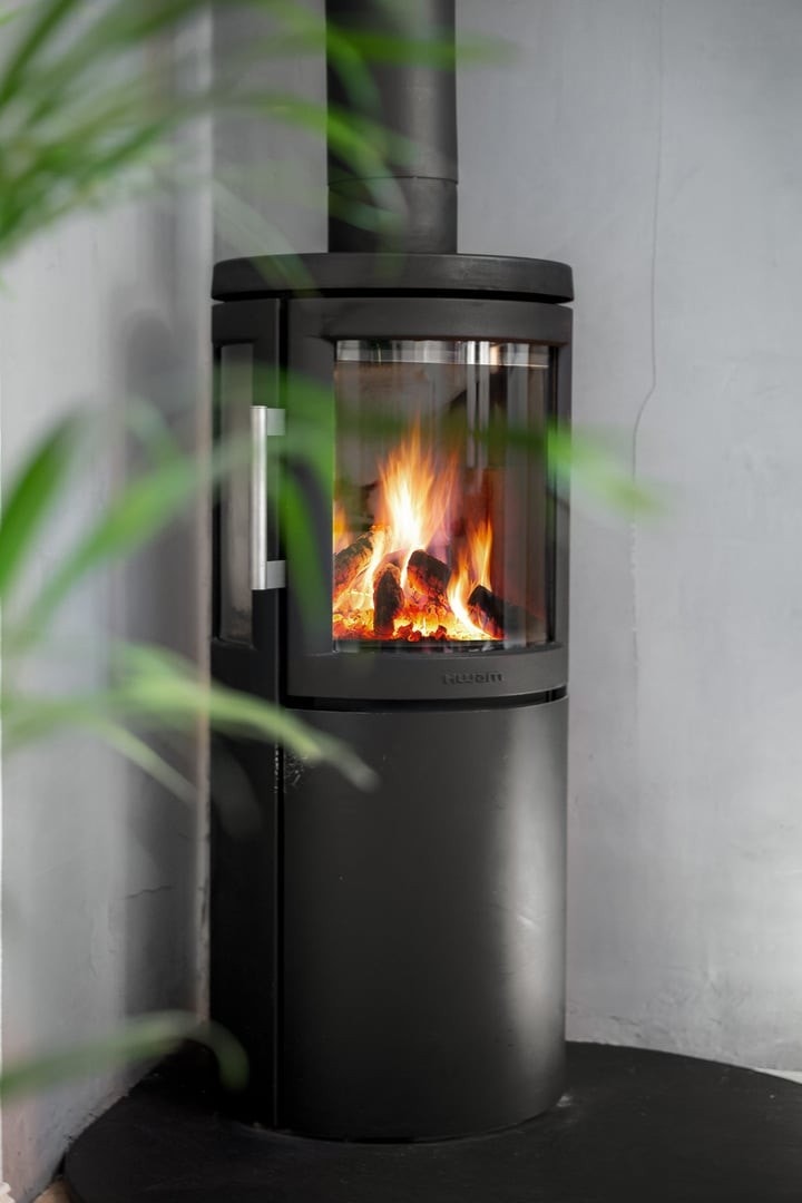 Peisen i hjørnet ble innstallert i 2019 og sørger for rikelig med kos og varme på vinterstid. Pipeløp er rehabilitert i regi av borettslaget med nye innvendige keramiske rør i ca 2005. Galleribilde