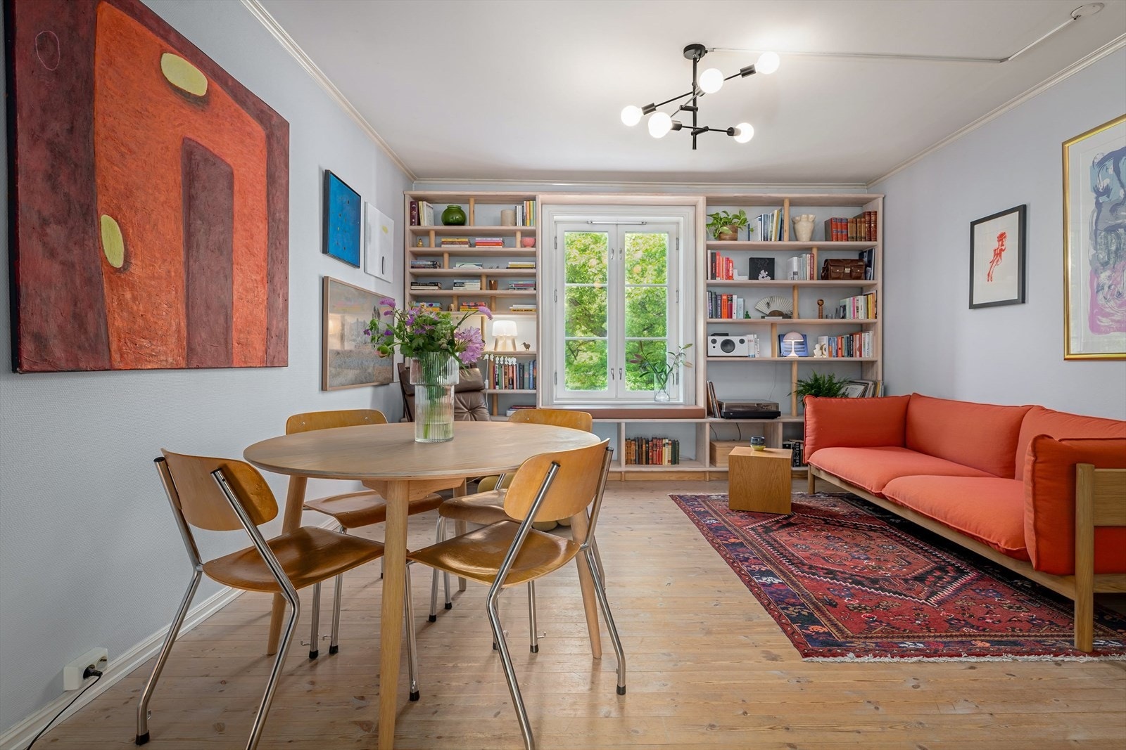 Flommende lys, avdempede fargetoner med friske fargeinnslag og en herlig atmosfære. Denne leiligheten er det lett å bli glad i! Galleribilde