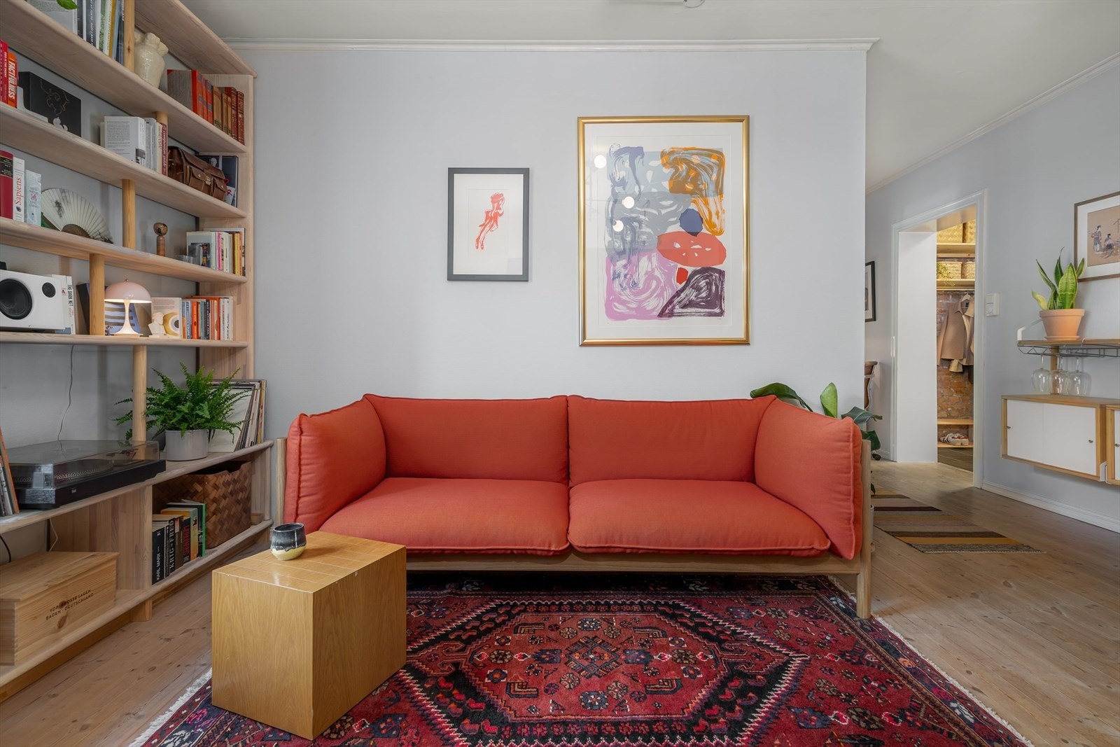 Strømforbruk? Leiligheten bruker rundt 4500kWt i året, hovedsakelig fordelt på vinterhalvåret. Vinduer i borettslaget skal byttes i løpet av høsten. Dette vil sørge for mindre varmetap i leiligheten. Galleribilde