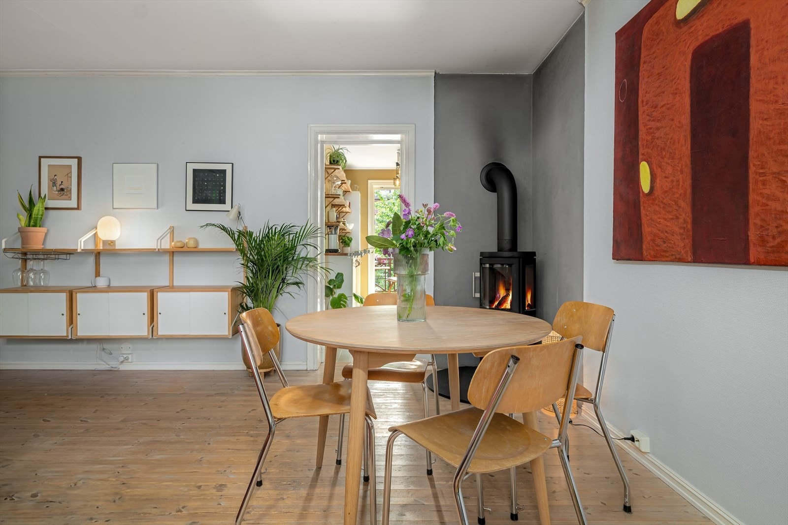 Den åpne og gjennomgående planløsningen tillater lyset å flomme fritt gjennom boligen. Galleribilde