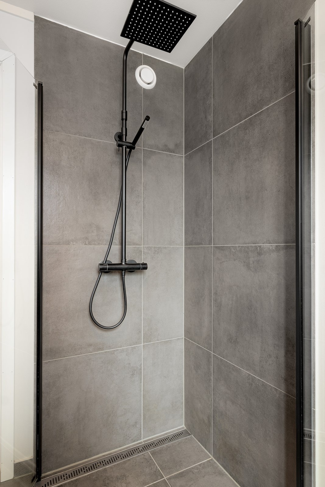 Stilren Rainfall takdusj i sort og sorte svingbare dusjdører. Galleribilde