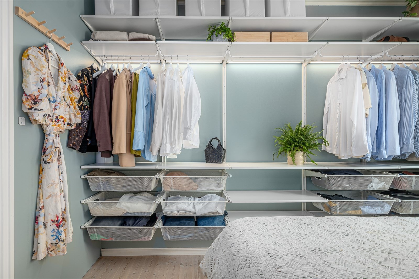 I den åpne garderobeplassen er det rikelig med oppbevaringsplass. Galleribilde