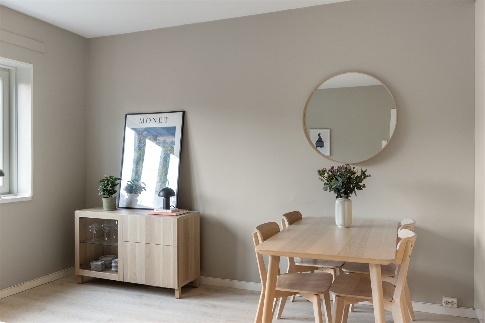 Det er også en naturlig og fin plass for å innrede med et spisebord med gode muligheter for å invitere på middag. Galleribilde