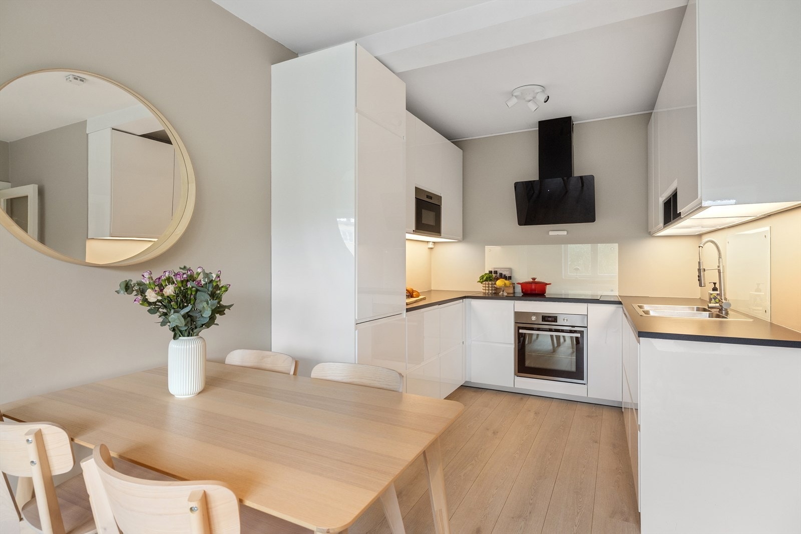 Lys og pen IKEA kjøkkeninnredning fra 2019 med god benke- og lagringsplass. Galleribilde