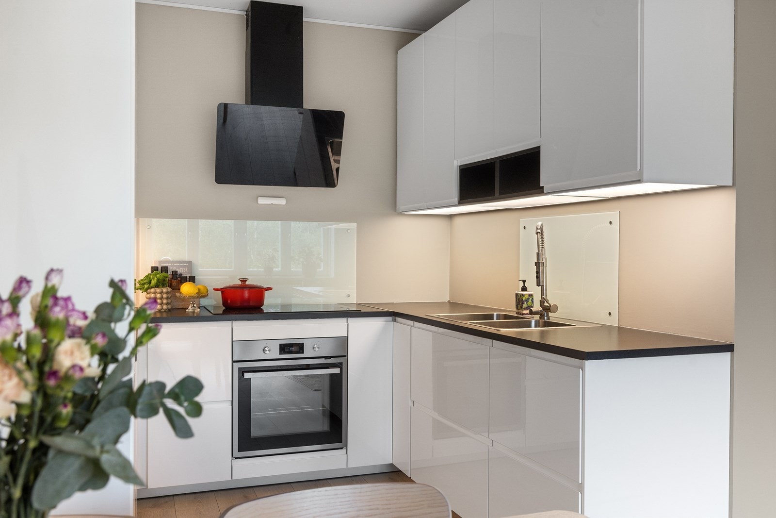 Det er ledbelysning under overskap. Galleribilde