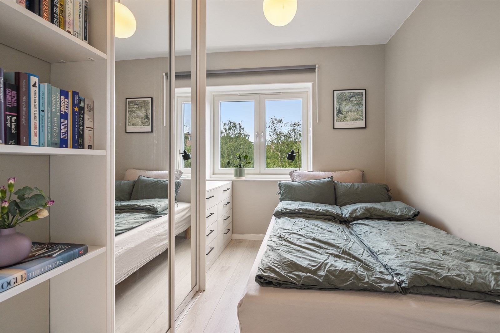 Soverommet står i stil med resten av leiligheten og vender inn mot rolig fellesområde. Galleribilde