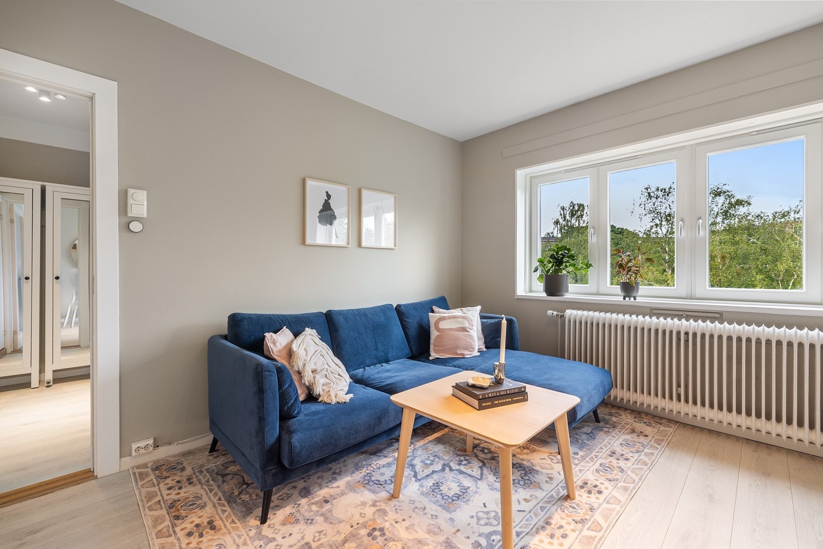 Leilighetens stue er av god størrelse og kan følgelig enkelt møbleres med både en hyggelig sofakrok og tilhørende stuebord. Galleribilde