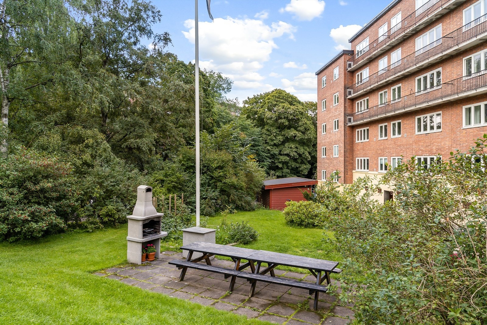 Gode solforhold og mulighet for grilling og sosiale aktiviteter med naboer og venner. Galleribilde