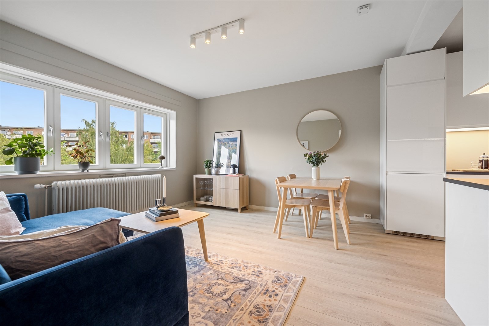 Stuen ble nylig malt i tidsriktige og moderne farger og har nytt laminat gulv fra 2019. Galleribilde