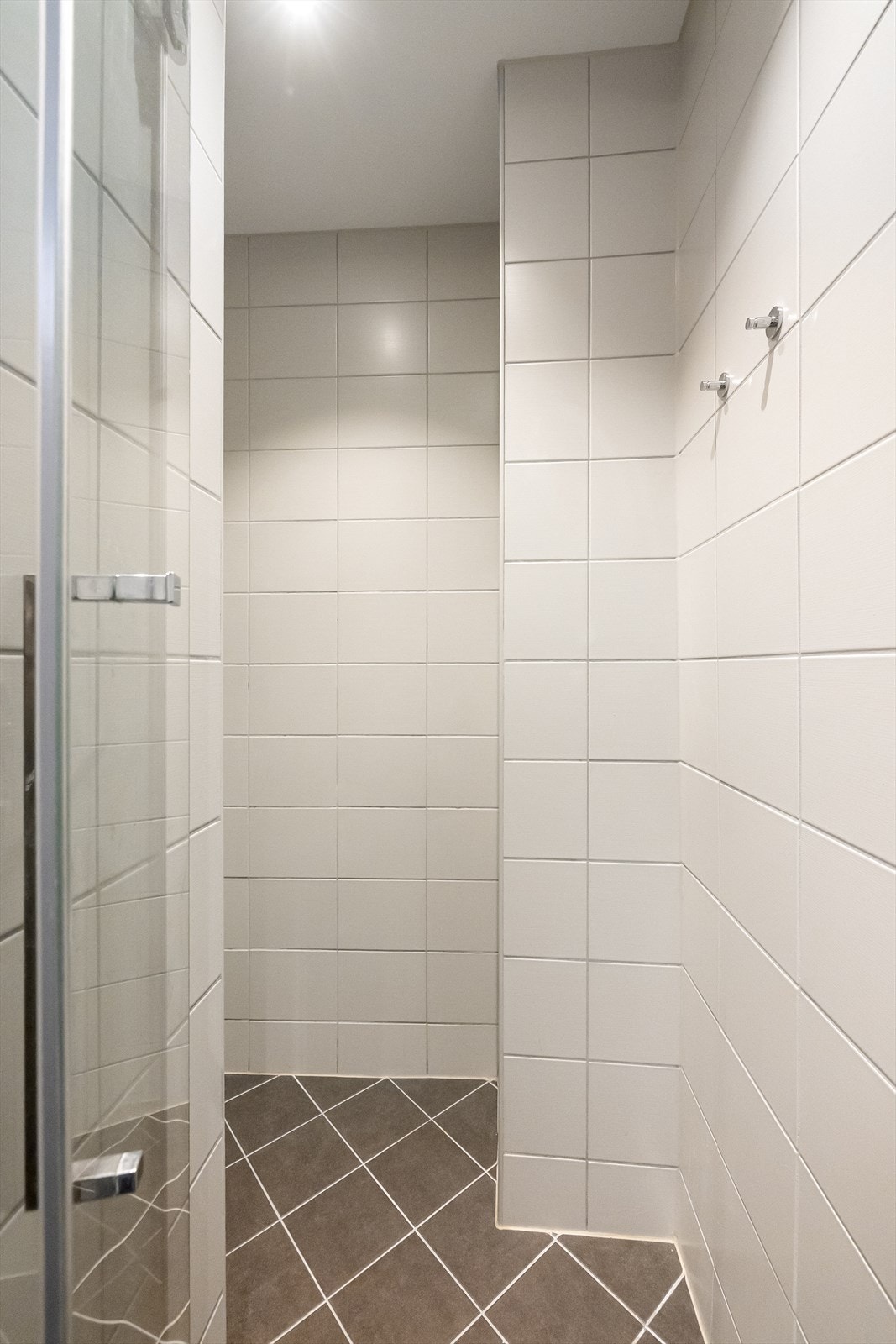 Det er ellers installasjoner med veggmontert toalett, praktisk dusjnisje med dusjdører i herdet glass og opplegg for vaskemaskin. Galleribilde