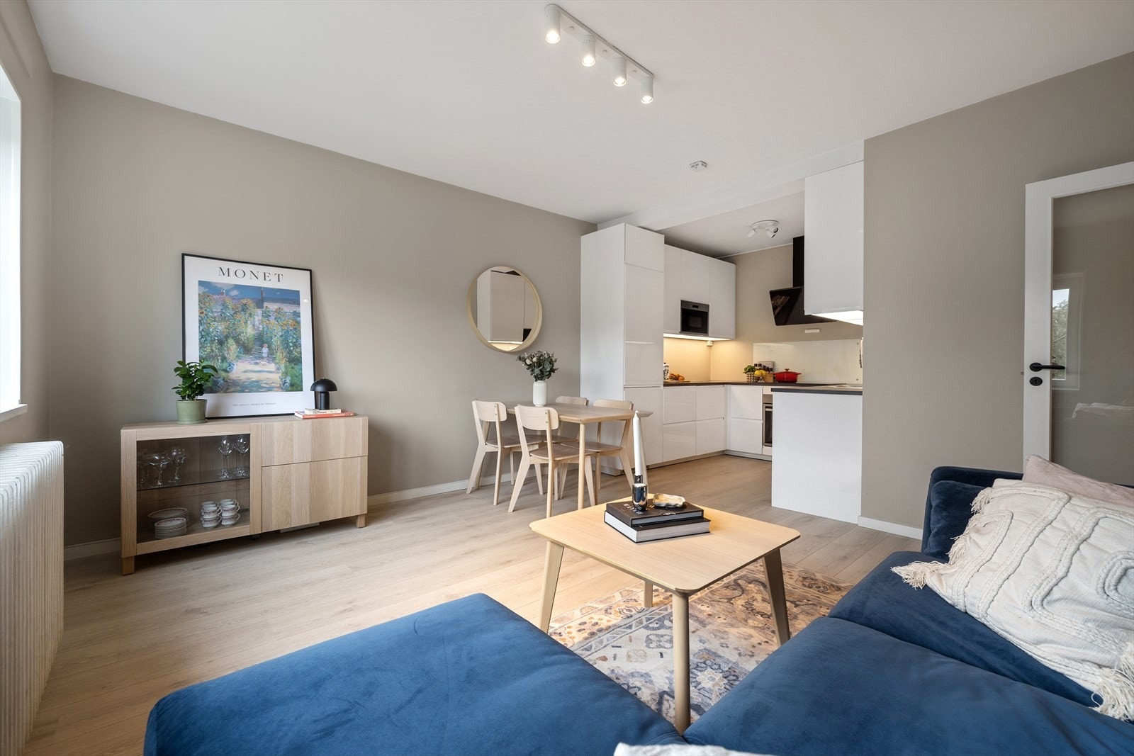 Velkommen til denne stilfulle 2-roms toppleiligheten i Båhusveien 14! Galleribilde