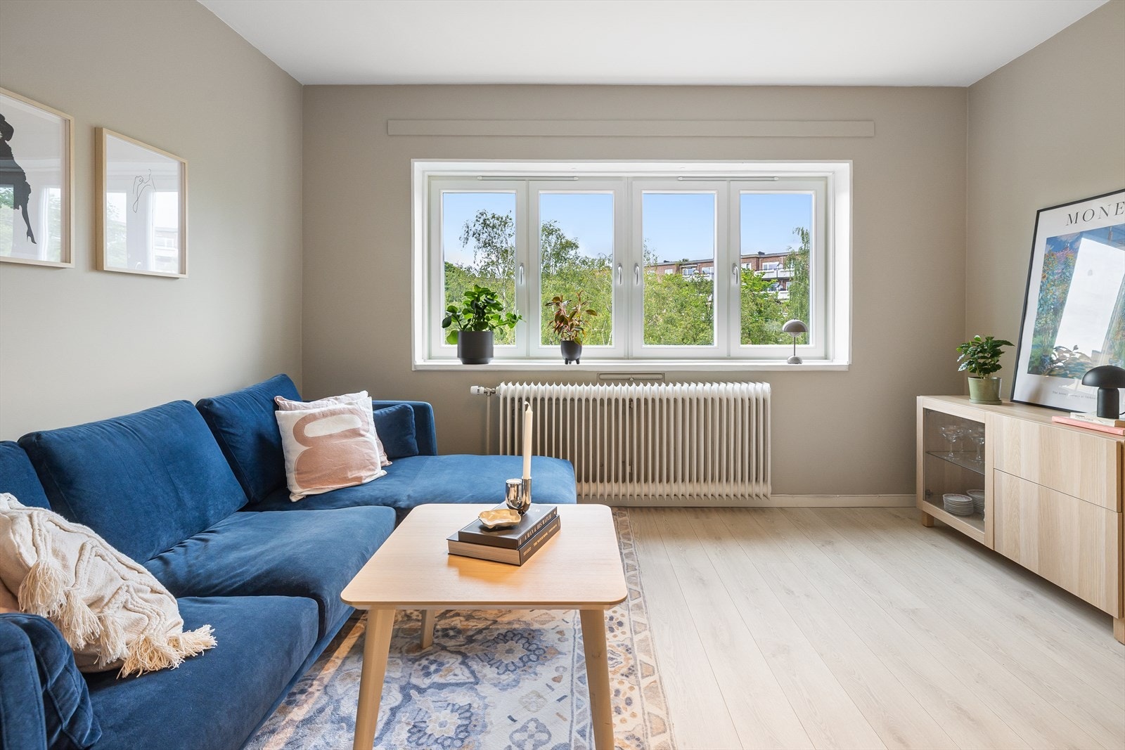 Generøse vindusflater kombinert med den gode takhøyden gjør at rommet oppleves som lyst og luftig. Galleribilde