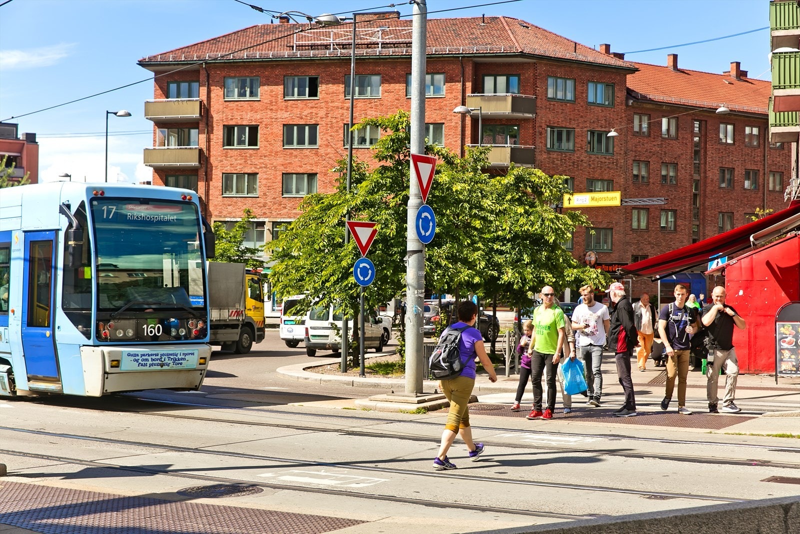 Tre minutter etter at du har låst inngangsdøren din kan du stå på Rosenhoff holdeplass. Her finner du 31-bussen som går døgnet rundt, og 17 trikken som går gjennom Carl Berners plass til Rikshospitalet. Galleribilde