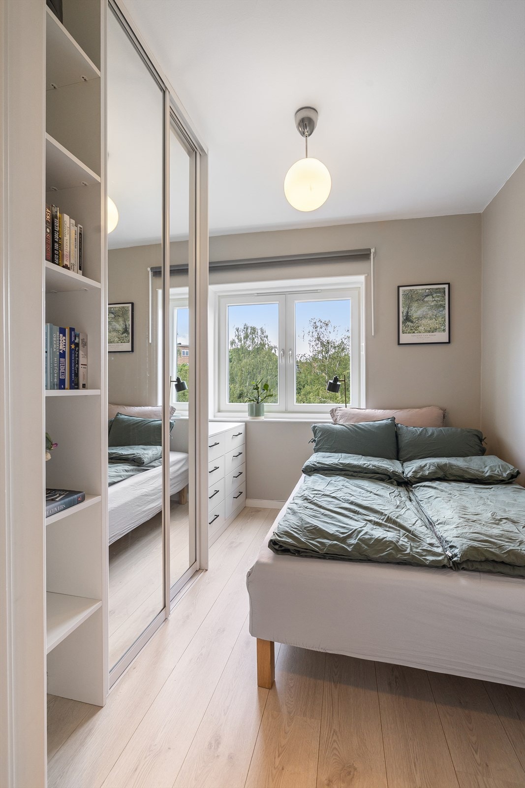 Det er god plass for dobbeltseng og til oppbevaring i medfølgende garderobeløsning. Galleribilde