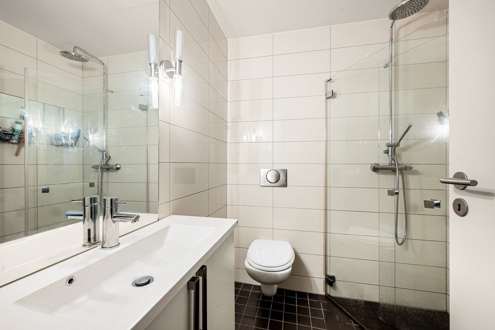 Flislagt bad med opplegg for vaskemaskin Galleribilde