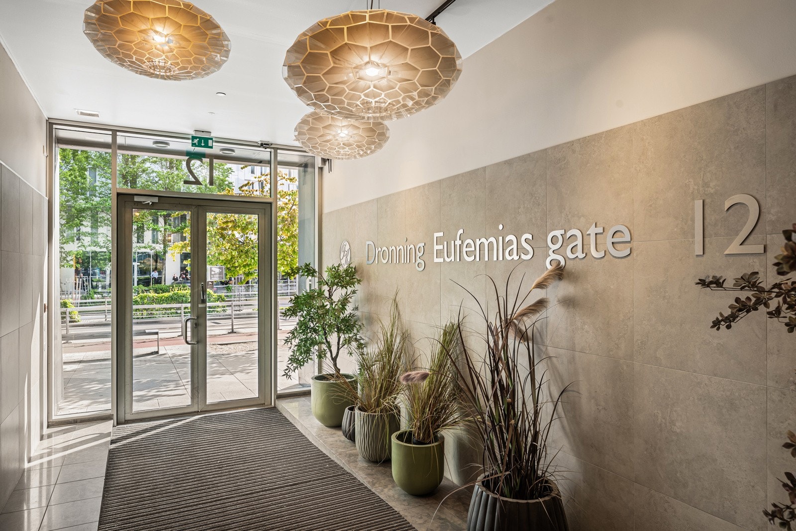 Dronning Eufemias gate 12 har en førsteklasses beliggenhet midt i hjertet av hovedstaden. Plassert i det dynamiske Barcode-området i Bjørvika Galleribilde