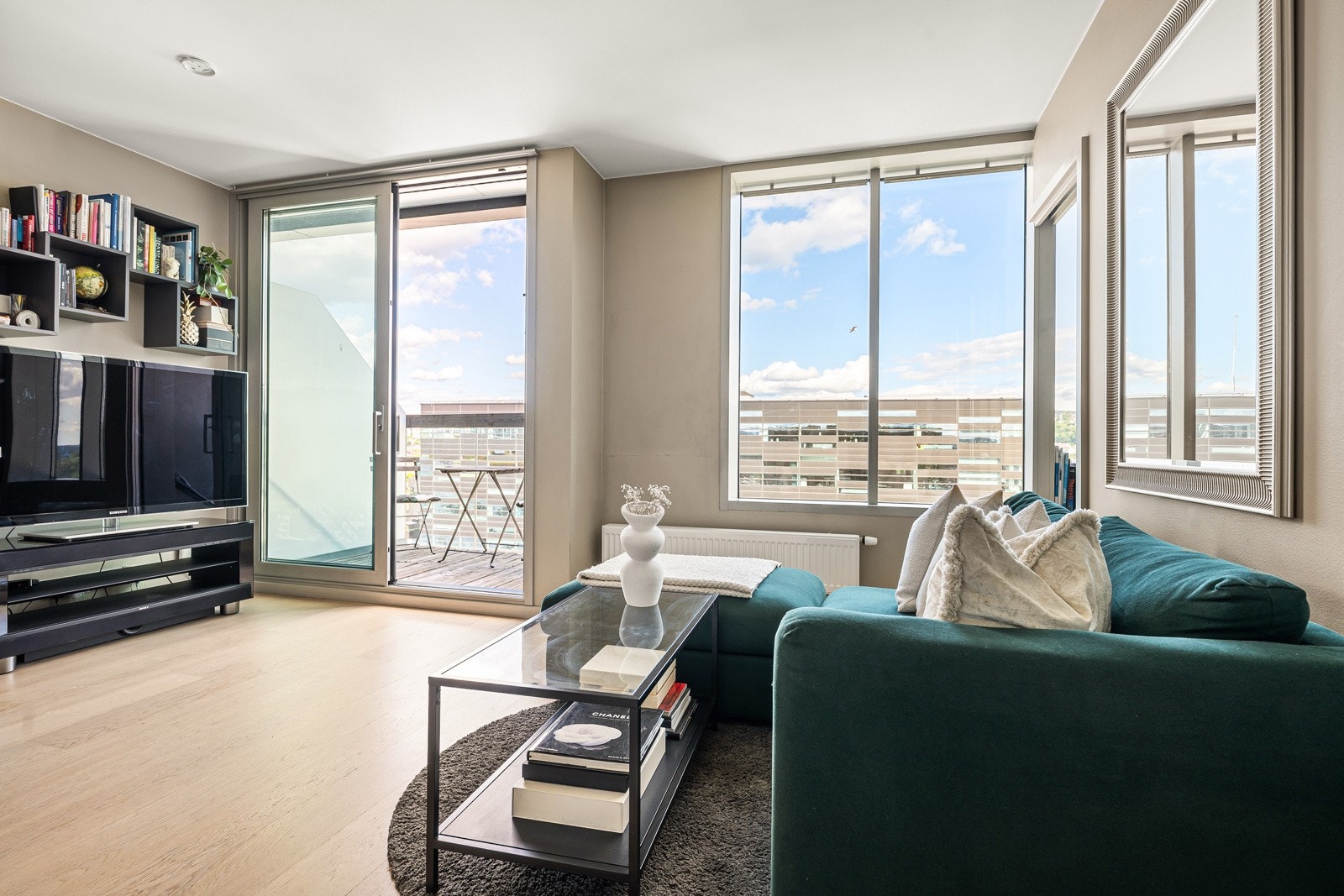 Utgang til egen balkong med gode solforhold og spektakulær utsikt Galleribilde