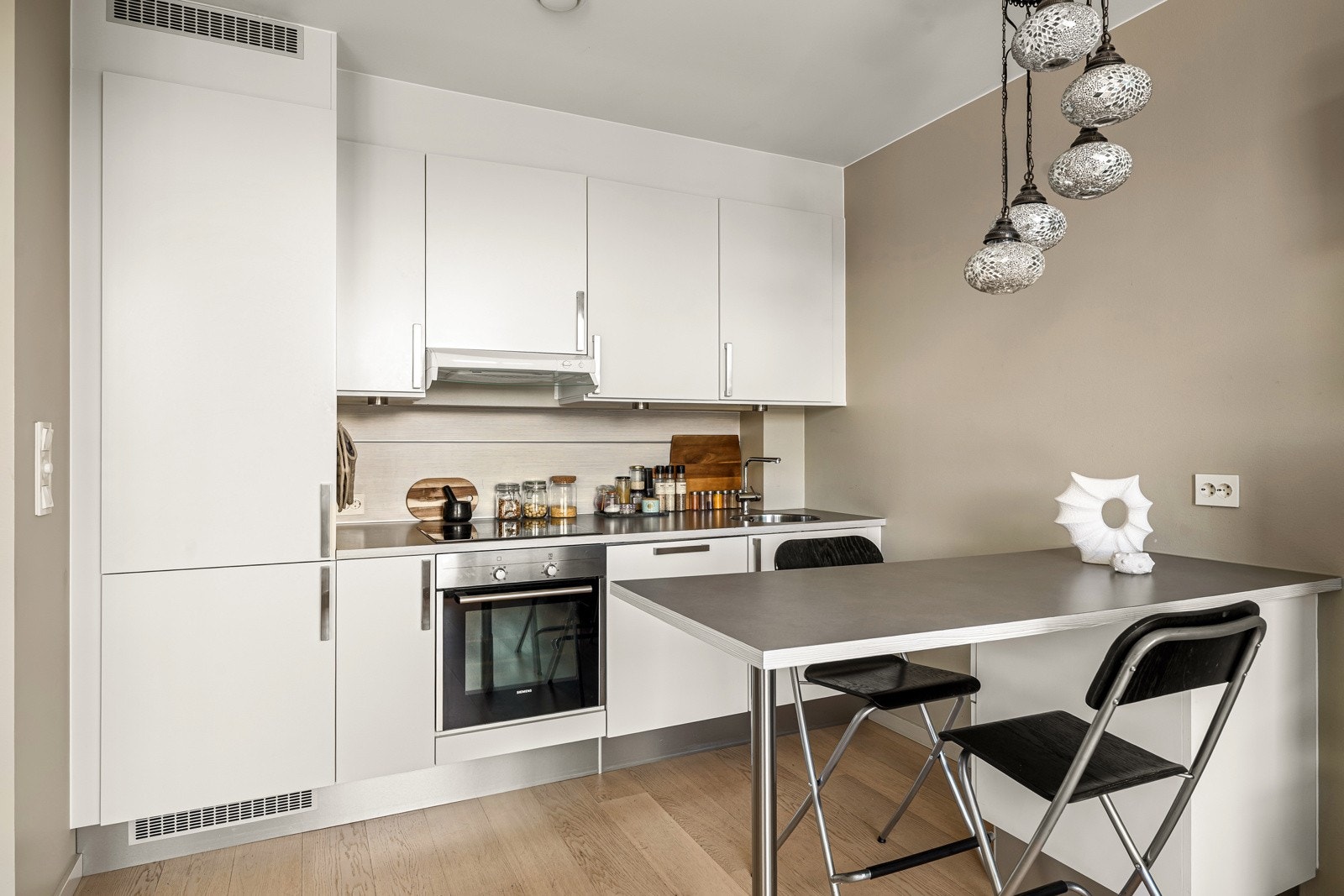 Lyst kjøkken med hvitevarer Galleribilde