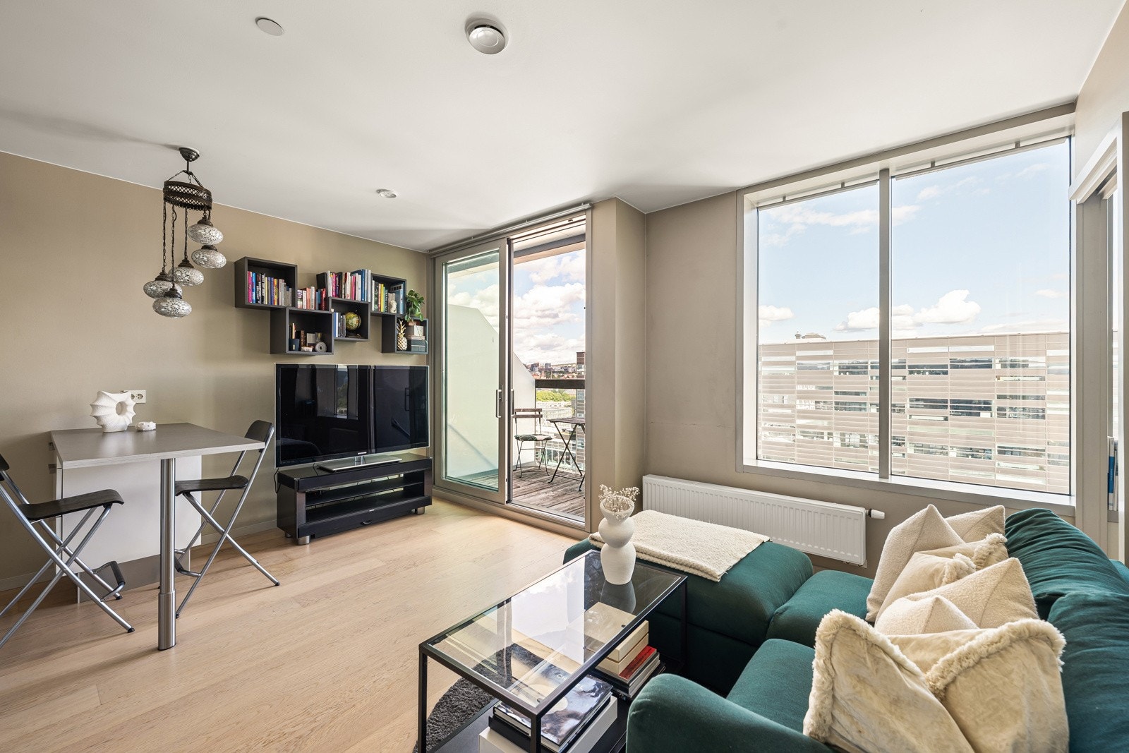 Romslig stue med 254 cm takhøyde Galleribilde