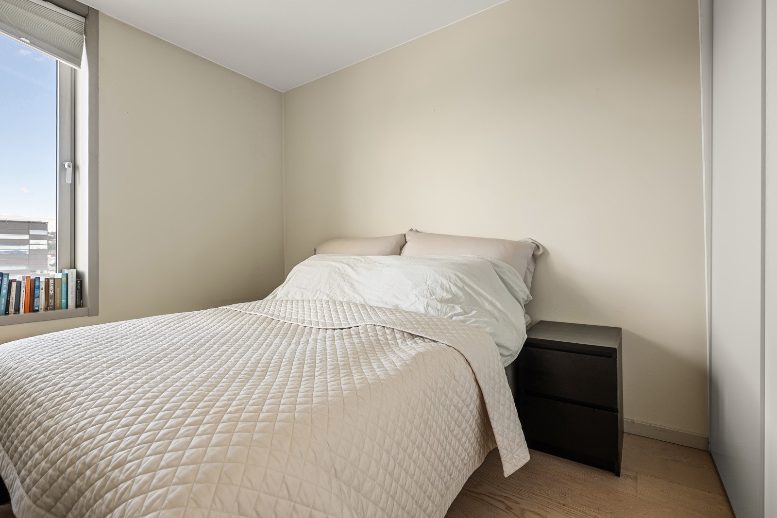 Soverom med garderobeskap Galleribilde