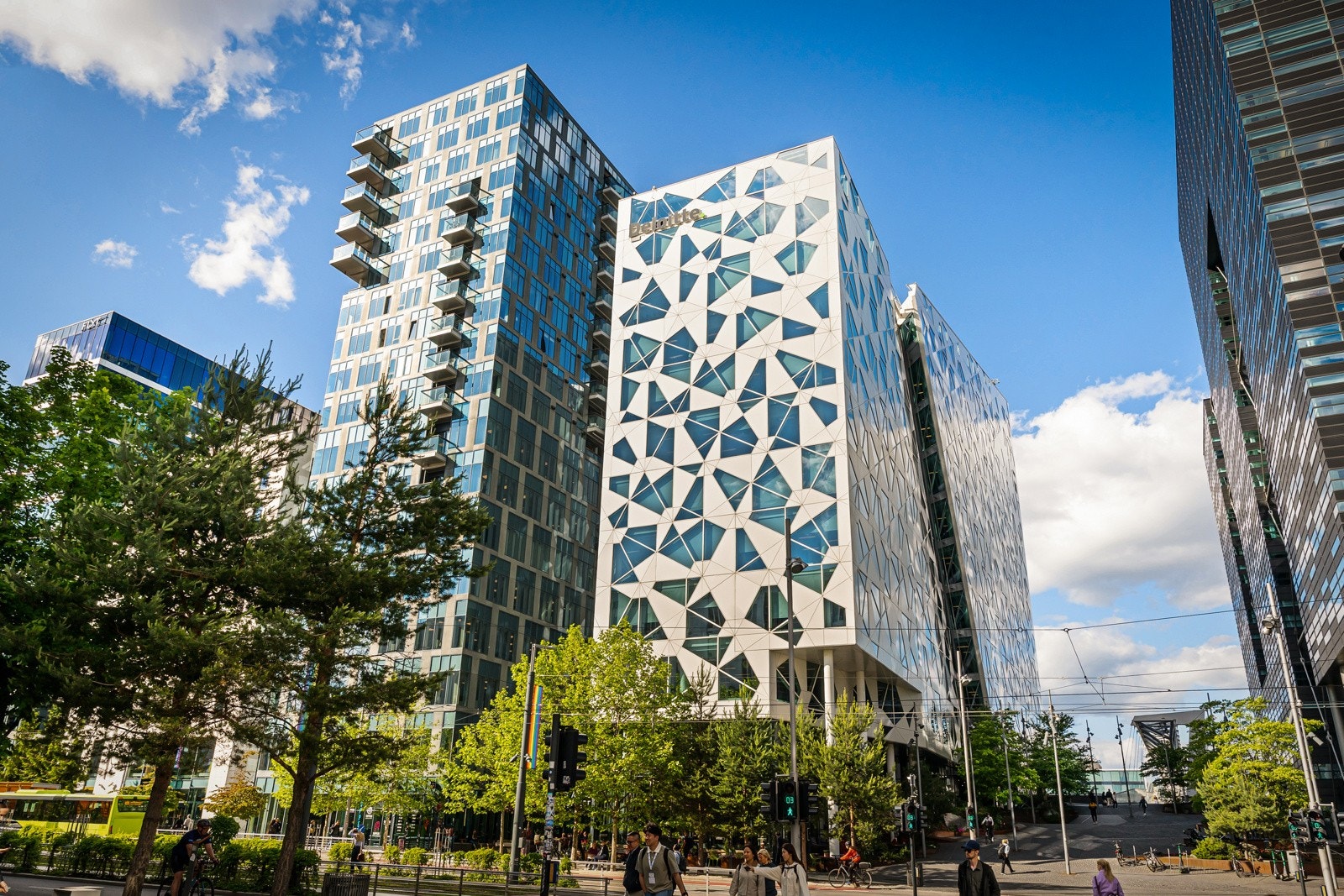 Lys og luftig 2-roms toppleilighet i 18. etasje - Egen balkong ut fra stuen + Felles takterrasse i 19. etasje Galleribilde