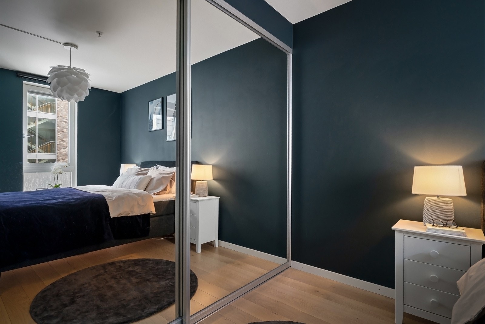 Stort garderobeskap med speil skyvedører Galleribilde