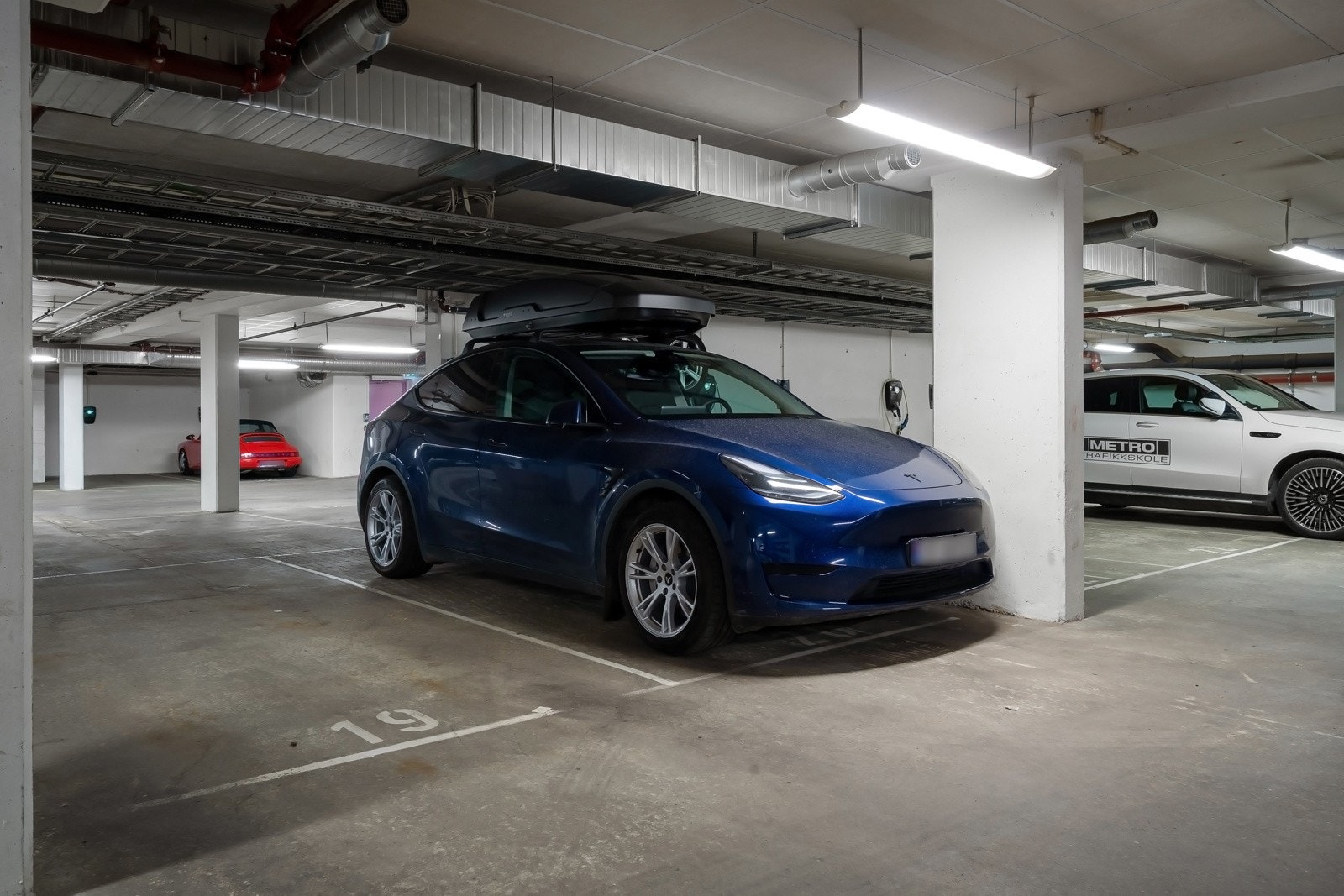 Garasjeplass med ladeboks i felles avlåst garasjeanlegg med heisandkomst til garasjeplan. Galleribilde