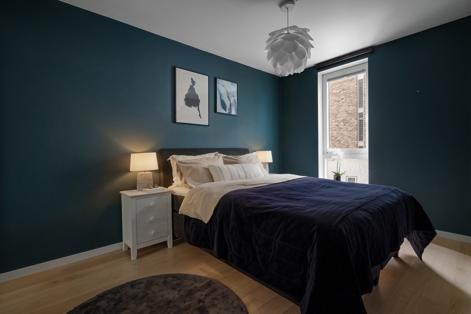 Fra leilighetens stue er det adkomst til hovedsoverom Galleribilde