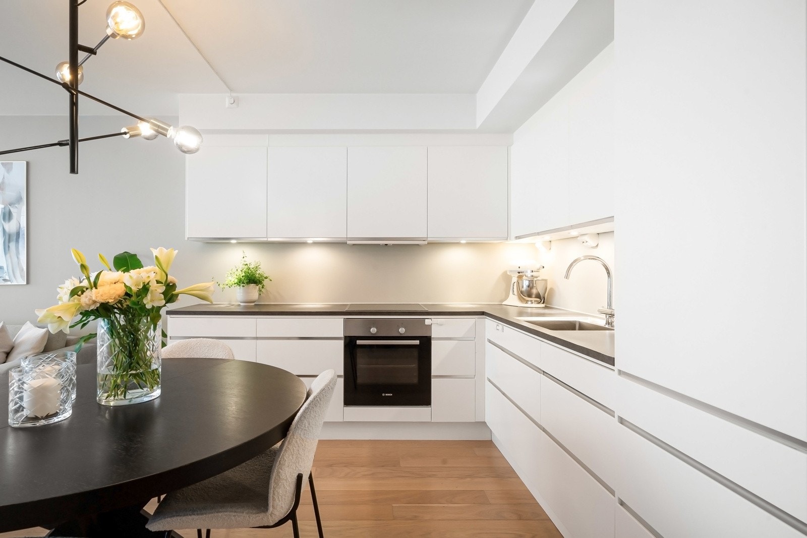 Integrerte hvitevarer som platetopp, stekeovn, oppvaskmaskin og kjøle/fryseskap Galleribilde