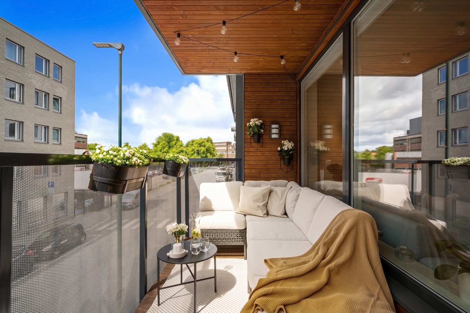 Leiligheten inneholder en lys og åpen stue med store vindusflater og utgang til sydvendt balkong, åpen kjøkkenløsning, flislagt bad og 3 soverom av god størrelse Galleribilde