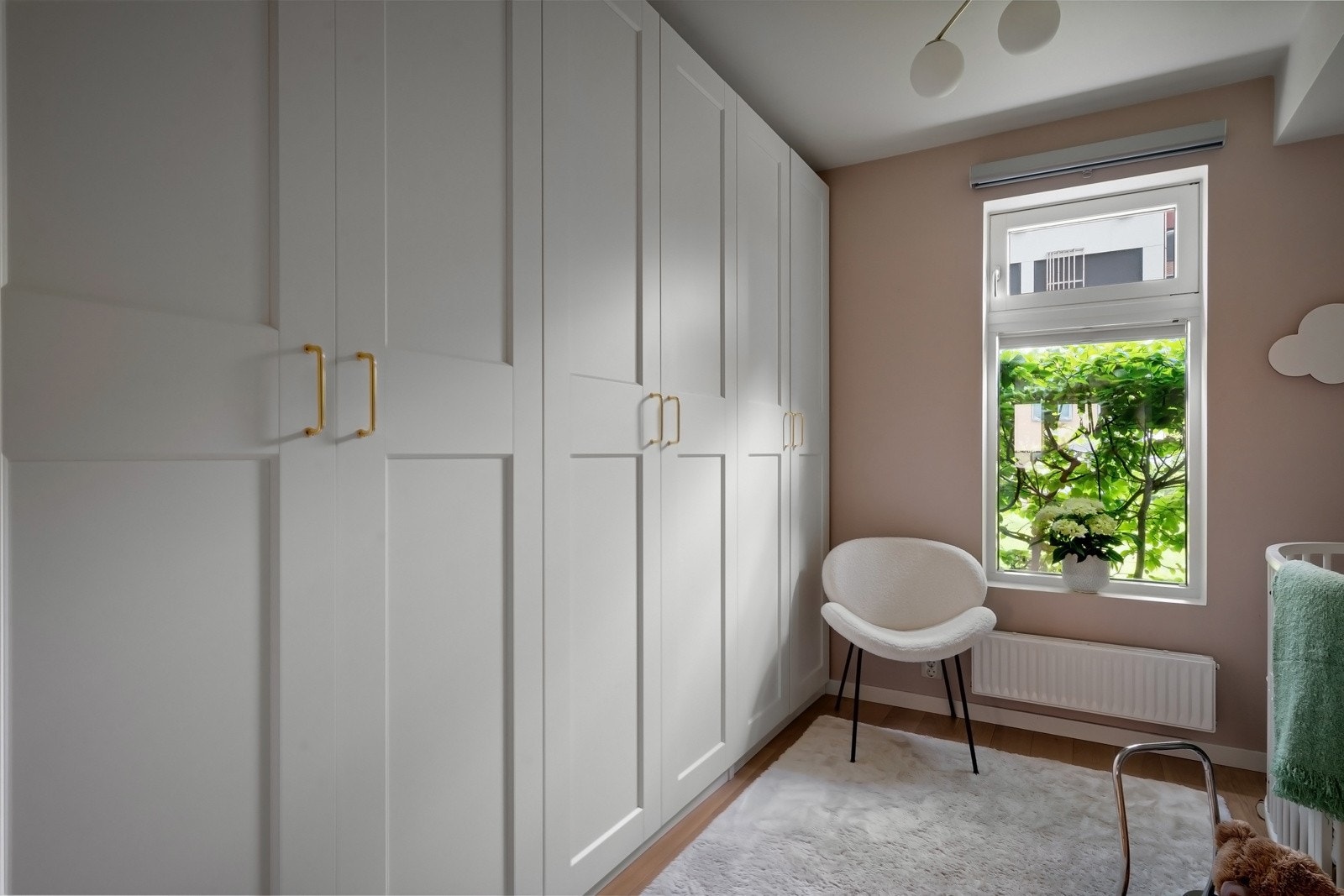 Stort klesksap med hvite fronter Galleribilde