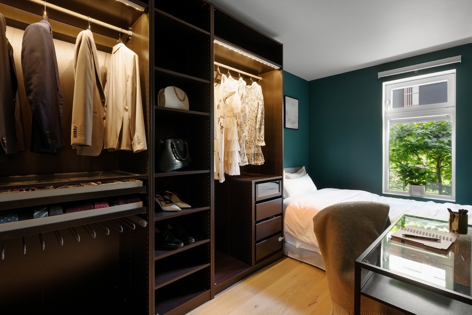 Soverom 2 har oppbevaring i frittstående åpent klesskap Galleribilde