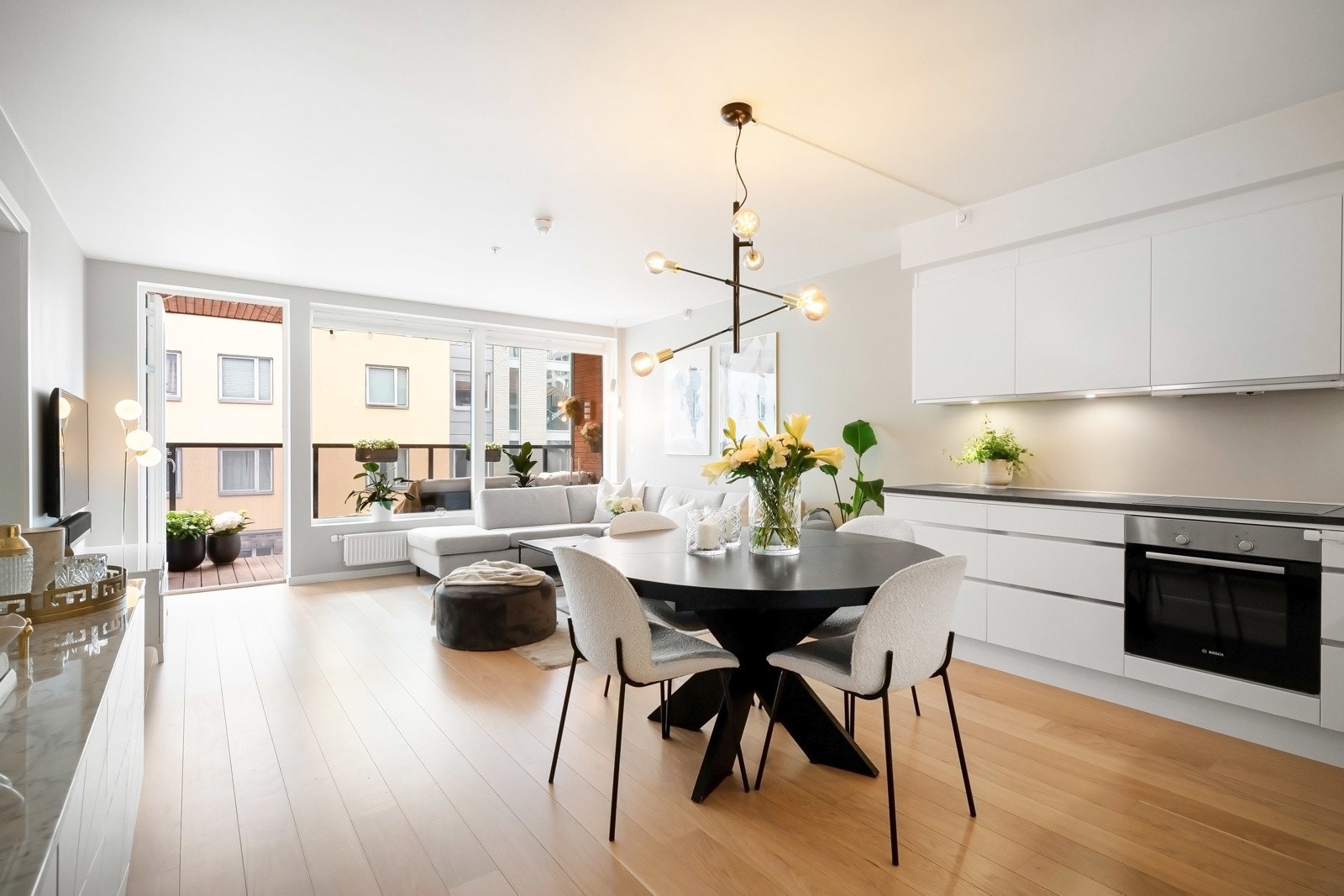 Rommet har store vindusflater ut mot leilighetens balkong som gir godt med naturlig lysinnslipp. Dette kombinert med god takhøyde gir en luftig romfølelse Galleribilde